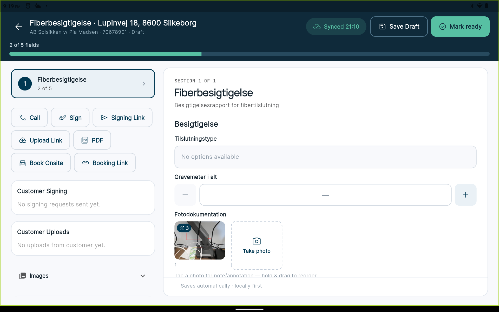 Connectives on a tablet: fibre survey form with photo documentation, progress and shortcuts for signatures and booking